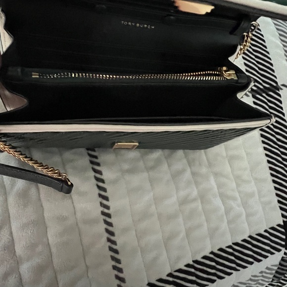 Tory Burch Robinson Patent Quilted Dark Green Quilted Wallet with strap - Picture 3 of 4